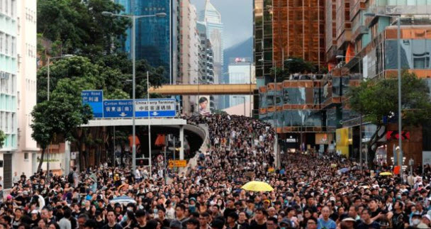 홍콩 시위 송환법 반대 시위대가 중국 국가를 부른 이유는 뭘까?