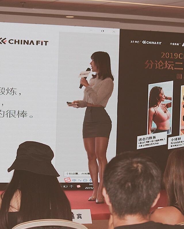 중국 여자 사원 오피스룩 골반 허벅지 클래스