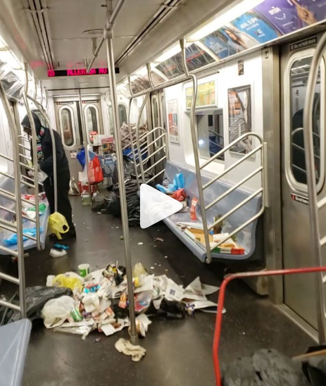 뉴욕시에서 가장 지저분한 지하철이 바로 '쓰레기통'입니다.