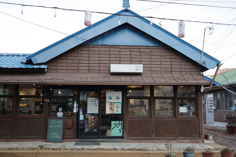 우연히 발견한 신비로운 서점 같은 마리서사 <군산>