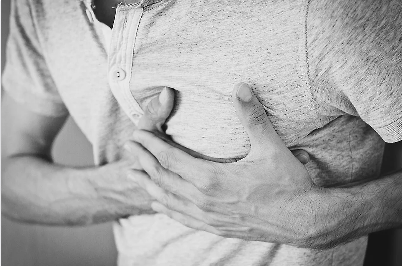 가슴 통증 원인 증상 어느병원 가야할까?