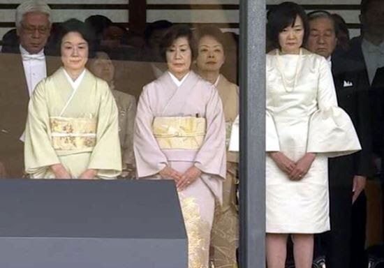 일본에서 욕먹고 있는 아베 총리 부인 의상