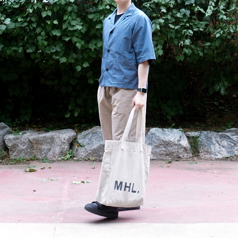 미니멀 감성의 브랜드 MHL 마가렛호웰의 신상 반팔 셔츠