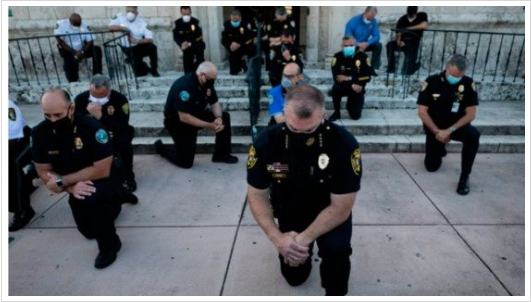 미국 흑인 사망 폭동 시위에 경찰들도 