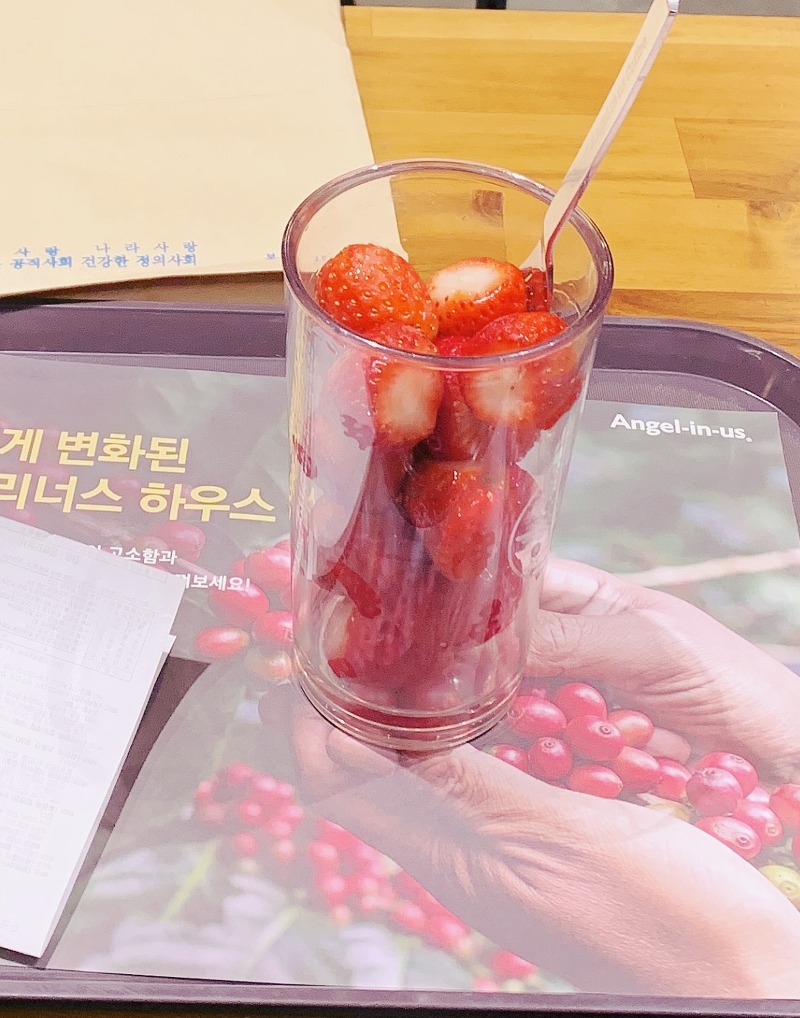[카페에서 생과일만 먹고싶을때]딸기/딸기컵/컵과일/커피말고건강/커피말고 과일