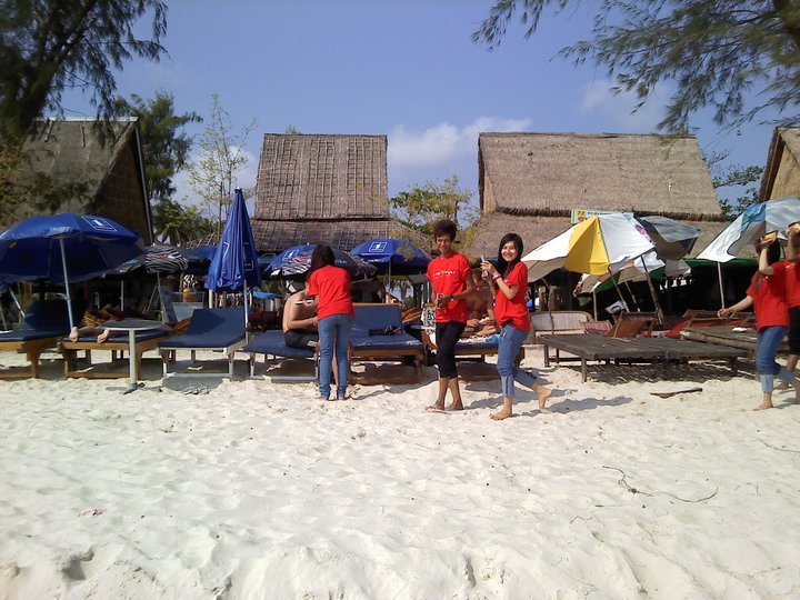 캄보디아 카지노&호텔 - 해변가 판촉하는 캄보디아 하이티엔베가스 카지노&호텔 직원들