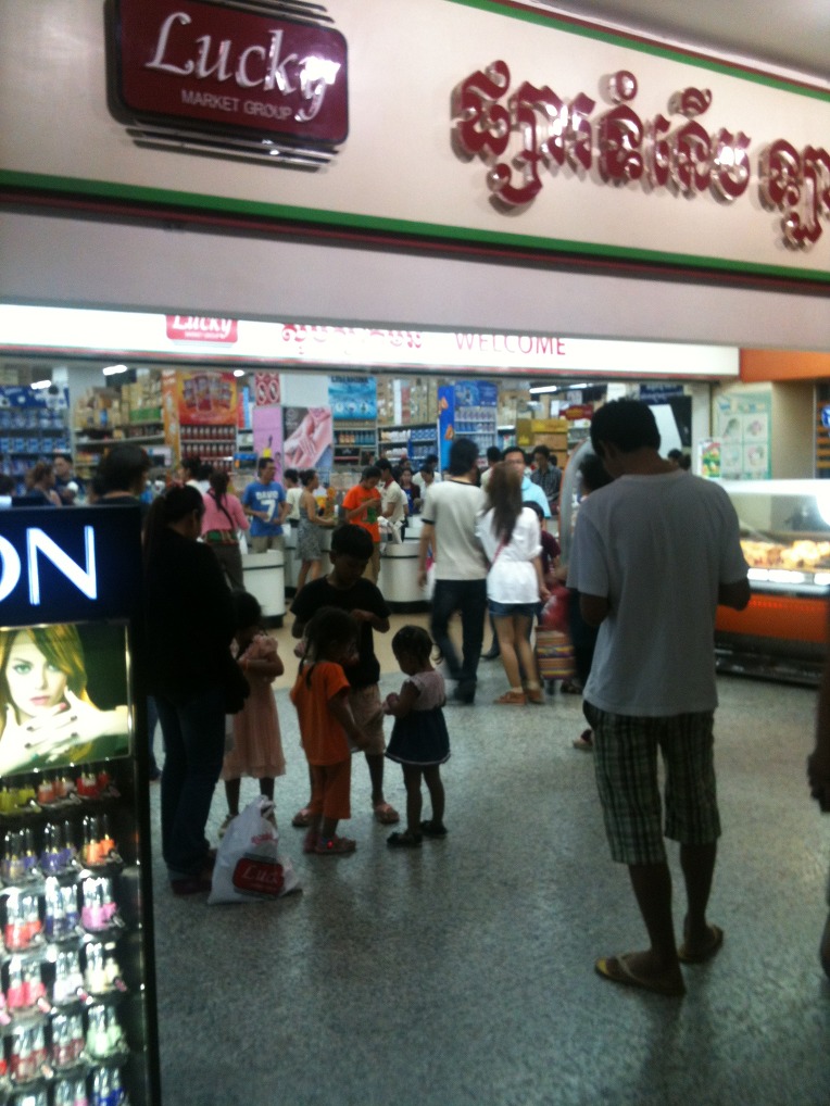 캄보디아 카지노&호텔 - 프놈펜 쏘레야 백화점 럭키마켓