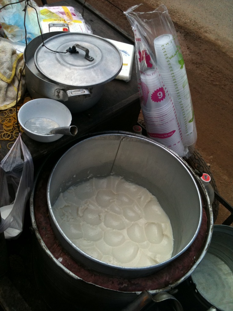 캄보디아 음식 - 쌀떡과 순두부