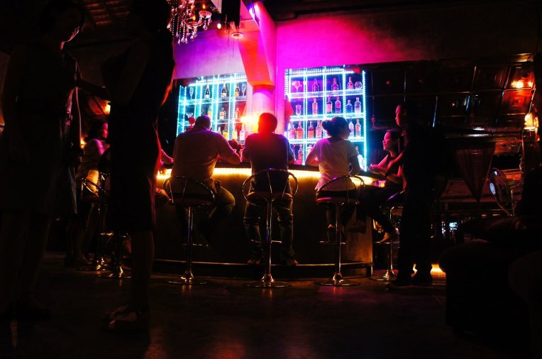 캄보디아 밤문화(캄보디아 시엠립 소폰빌라 한인 게스트하우스) - 분위기 있는 모던 바&클럽