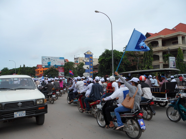 캄보디아 시엠립 소폰빌라 게스트하우스 - 캄보디아 총선 야당 삼랑시 퍼레이드