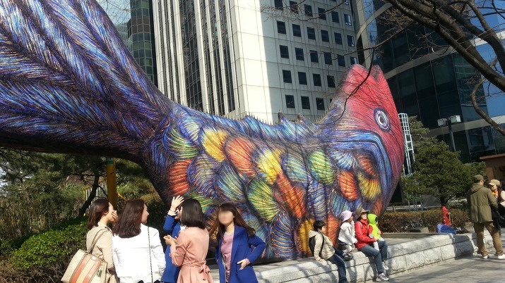 [사진] 서울 여의도역 5호선 3번 출구 앞 거대 물고기 조각상