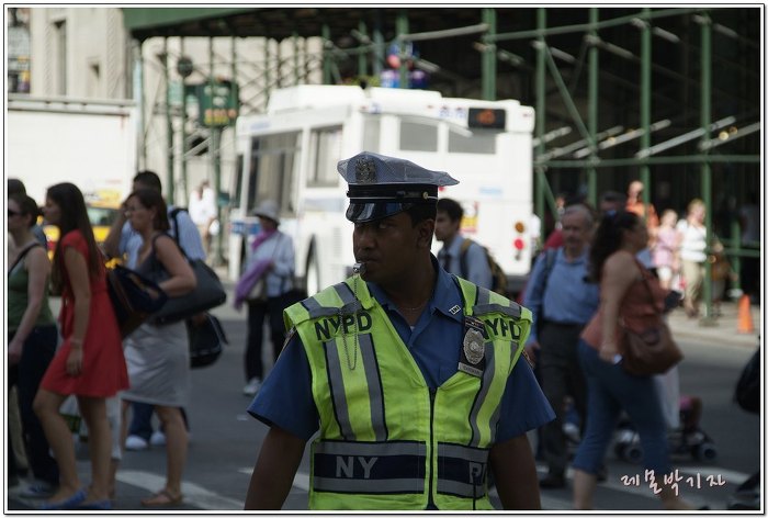 미국여행, 브루스윌리스가 생각나는 뉴욕 경찰의 포스