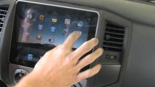 자동차의 대쉬보드에 iPad를 장착!