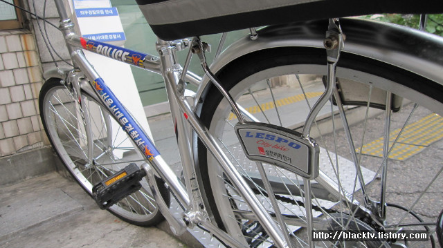 경찰 자전거, 전시행정의 표본