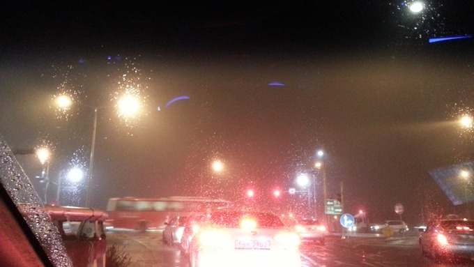 [사진] 비 오는 금요일 퇴근길의 밤 풍경