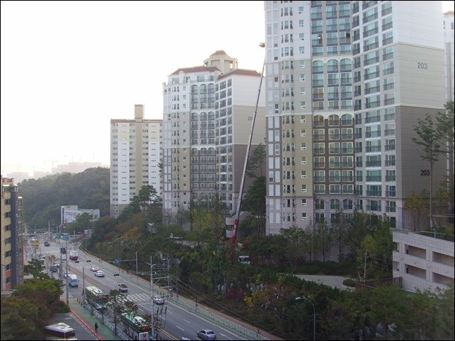 [사진] 용인 수지 상현동 현대힐스테이트 아파트에 높게 꽂힌 이사 사다리차