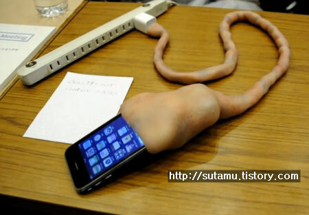괴생명체 iPhone 충전기 - 실제로 괴물처럼 움직임