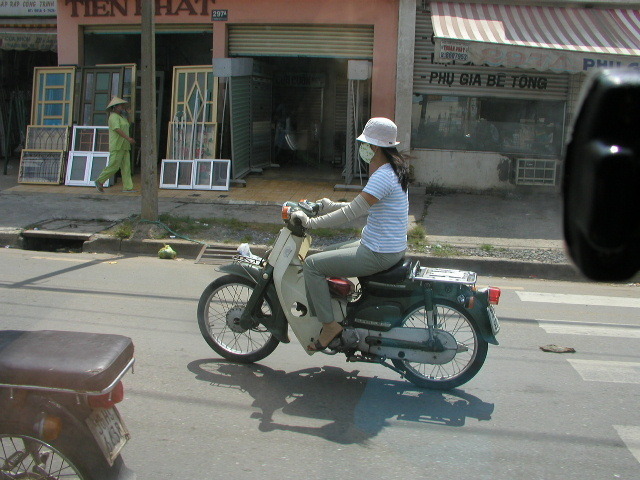 호치민상, 거리의 오토바이, 벤탄시장 앞 짠구엔한 동상  - 2004 베트남 호치민 3