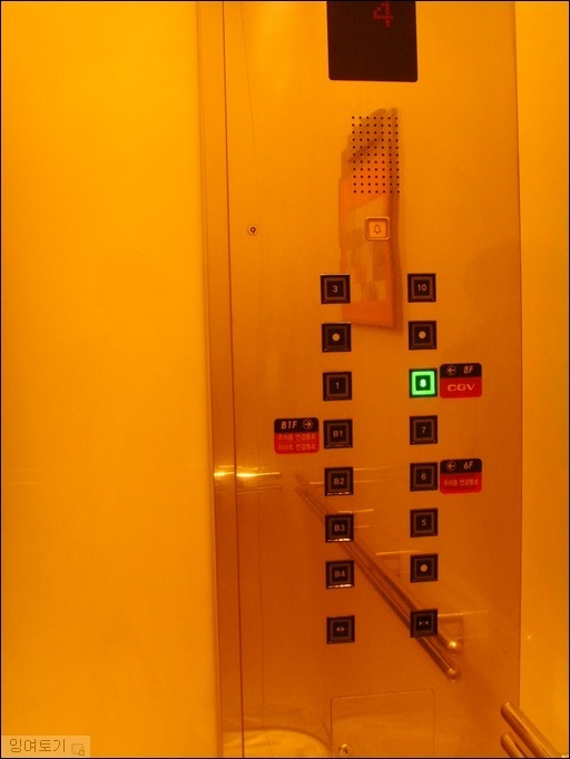 [똑딱이로 찍은 사진] 죽전 cgv 올라가는 엘리베이터 안에서