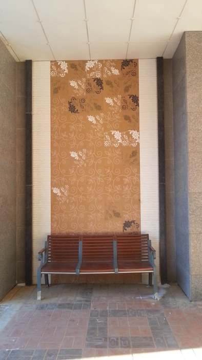 [사진] 벽화 앞의 의자