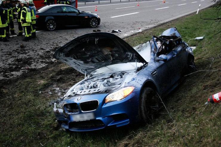 슈퍼카 사고. BMW F10 M5 . 시속 300km/h 에서 사고나다.