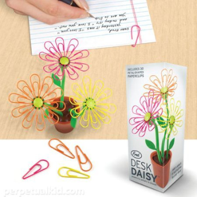 클립을 꽃입처럼 사용하는 디자인 - DESK DAISY PAPERCLIP HOLDER