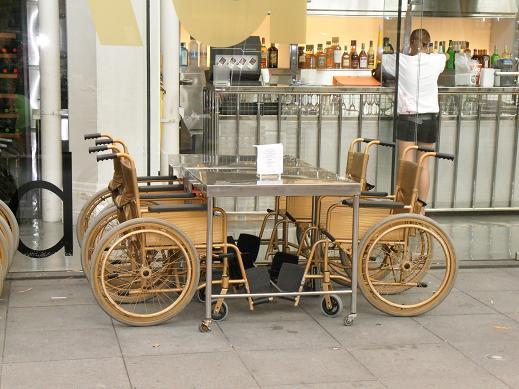 휠체어를 의자로 사용하는 레스토랑 - 싱가포르 여행 2