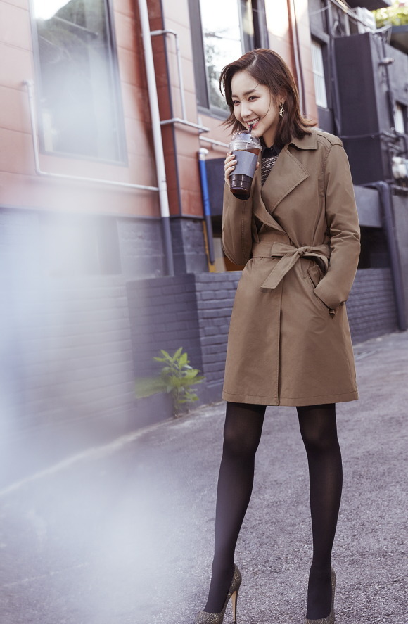 박민영, 커피 한 잔과 ‘트렌치코트’의 여유로움