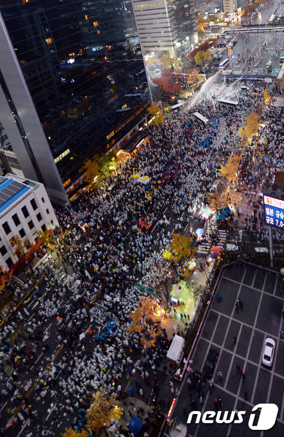 민중총궐기 취재하러 온 외신기자들의 아주 특별한 준비물