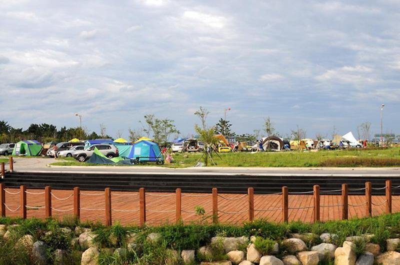 깔끔하고 깨끗한 고성의 송지호 오토캠핑장.