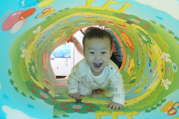 엄마표 놀이 -- 아기 놀이 매트로 터널통과하기