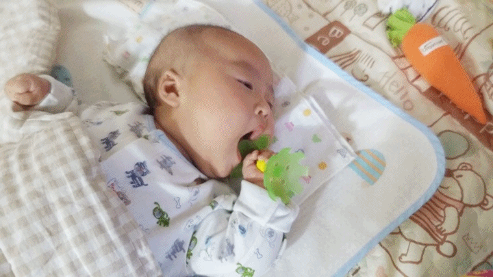 신생아 생후 105일째 -- 국민치발기 더블하트 유아용 입술 치발기 & 잇몸 치발기