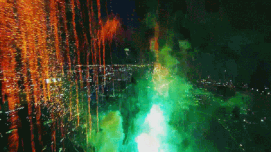 드론이 근접촬영한 불꽃놀이 영상