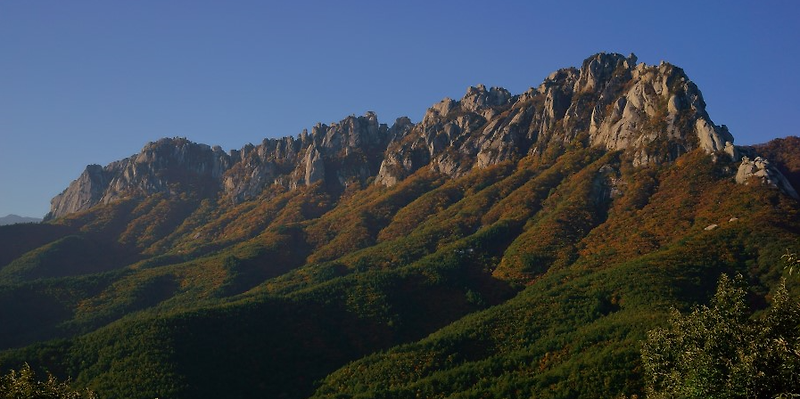자연의 위용과 예술성을 보여주는 기암절벽의 극치 - 울산바위