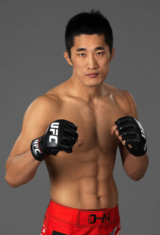 [인물] UFC 김동현, 에릭 실바 상대 KO승…핵펀치-확인 파운딩 하이라이트