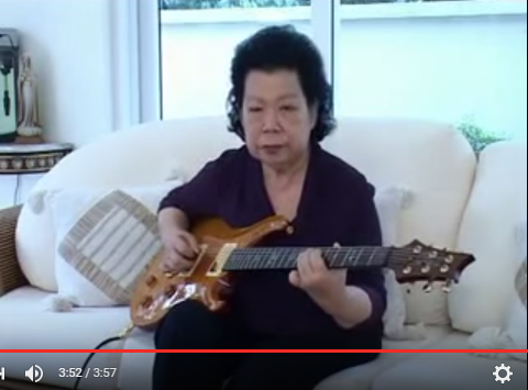 73세 할머니의 첫 기타 연주 녹음 영상