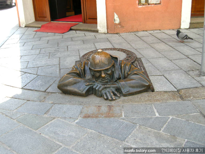 슬로바키아 브라티슬라바 여행(3) - 브라티슬라바 올드타운(old town,구시가지) 아기자기한 건물들! 맨홀에 빠진 아저씨 동상!