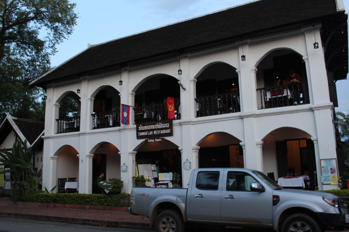 고급 레스토랑과 상점이 늘어서 있는 루앙프라방 메인 스트리트 - 2015 라오스 여행 18