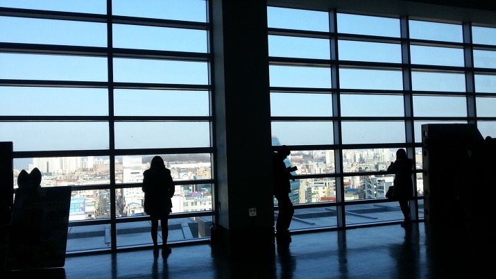 [사진] 청명한 하늘과 함께 평택시내 전경을 바라볼 수 있는 곳, 평택역 AK플라자 백화점 8층 평택 CGV 창문