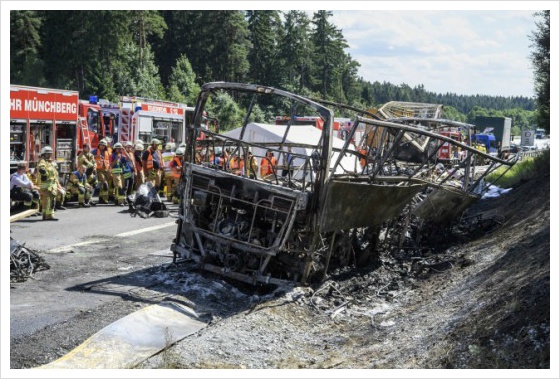 독일 최악의 버스사고, 속도 무제한 도로 아우토반 '18명 사망' 화물차 들이받아 추돌 후 전소