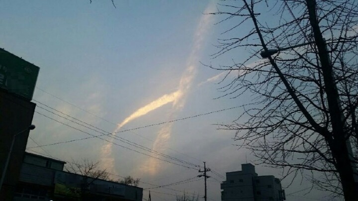 세월호 인양하는 날 하늘에 새겨진 세월호 리본 구름