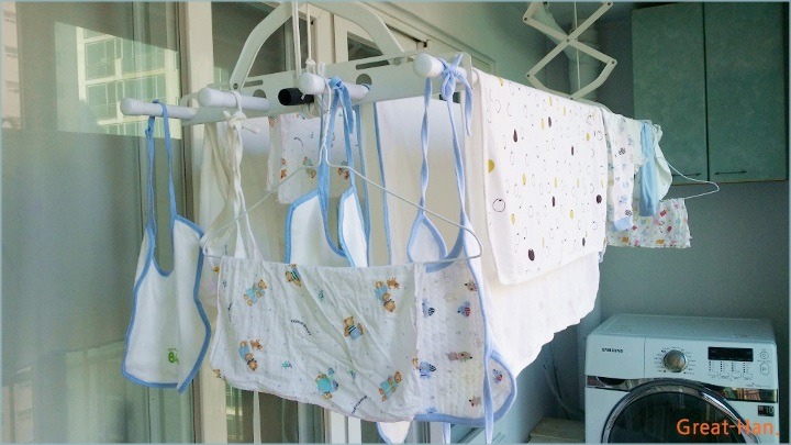 애티튜드 아기전용 세탁세제, 섬유유연제 후기 -- 아기옷 항균지퍼백 4종세트에 담은 모습