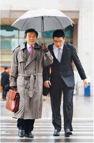 정치인들의 우산쓰는 법!!