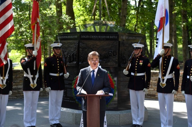 미해병과 미국민들을 울린 문재인대통령의 장진호기념비 헌화사