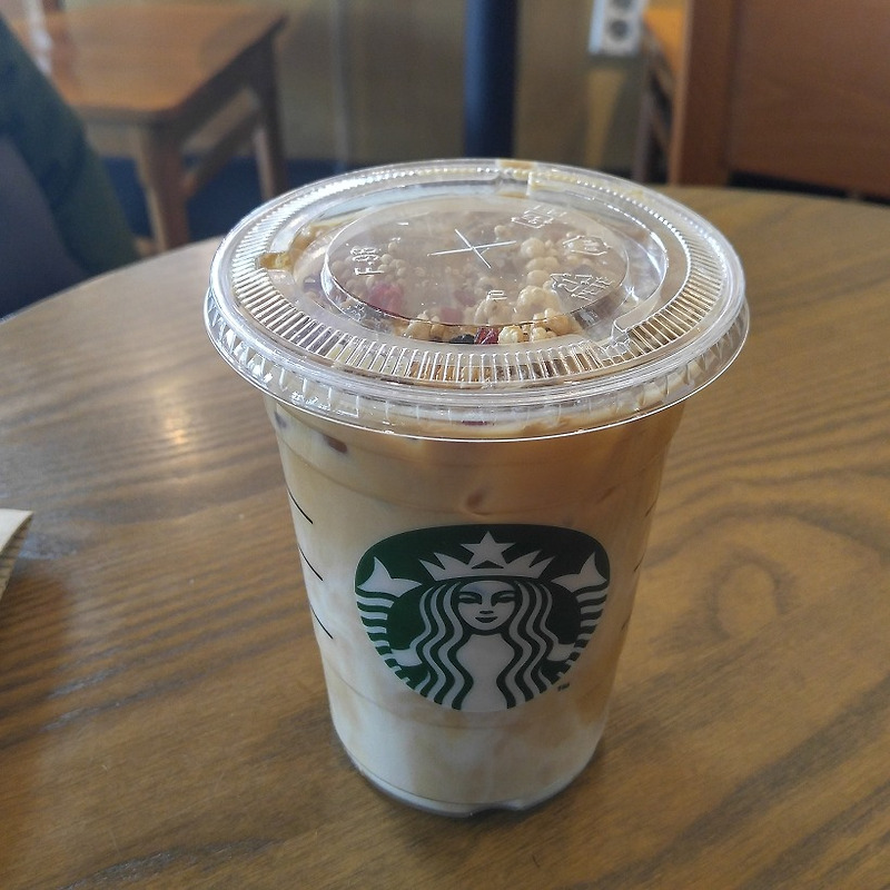 I drank ice oatmeal latte at Starbucks ^^