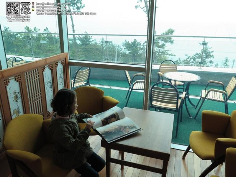 바다전망카페 - 천사섬 압해도 북카페 - 바다 보면서 커피향을 맡으며 책 읽을 수 있는 곳.