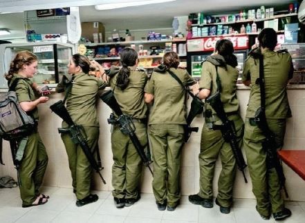 흔한 이스라엘 여군, 하지만 흔하지 않는 미모의 여군의 모습 속에 숨겨진 군사비밀
