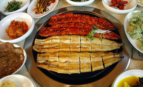 대청 땜에서 먹는 보양식 '민물장어구이'