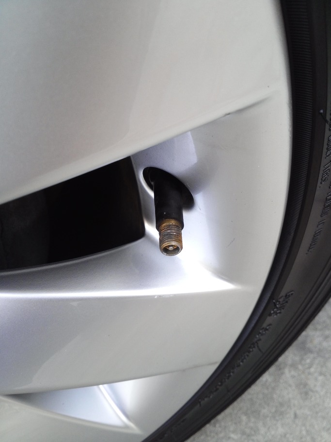 자동차 타이어 바람막이 뚜껑(?)은 순정 제품 사용해야