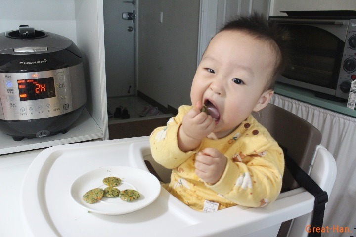 만 11개월 아기 핑거푸드 -- 감자전 후기 이유식 및 뉴나재즈 의자